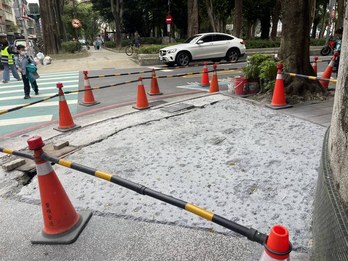 【公告】思賢國小西側門右側「自由街及福樂街33巷地皮整修」交通安全宣導圖片